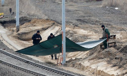 Experten der Kampfmittelräumung sind damit beschäftigt, eine Fliegerbombe in der Nähe des Berliner Hauptbahnhofs unschädlich zu machen. Der russische Blindgänger war am Dienstag entdeckt worden und wurde an Ort und Stelle entschärft