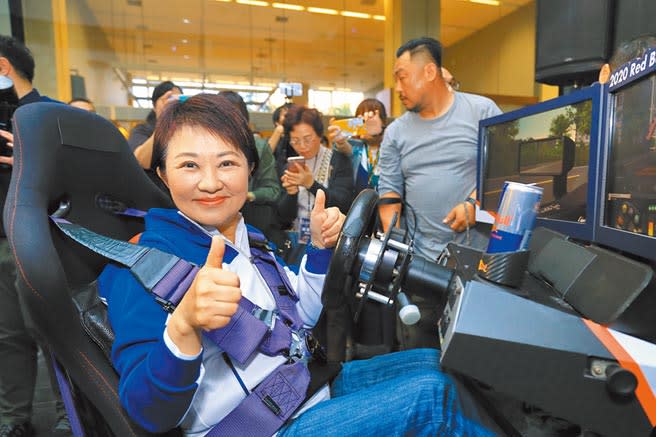 台中市長盧秀燕化身一日賽車手。（盧金足攝）