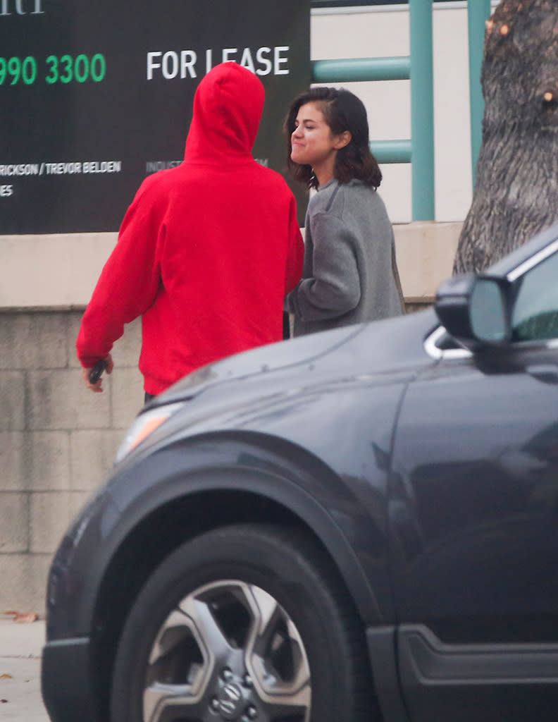 Selena flashes a goofy grin at Justin