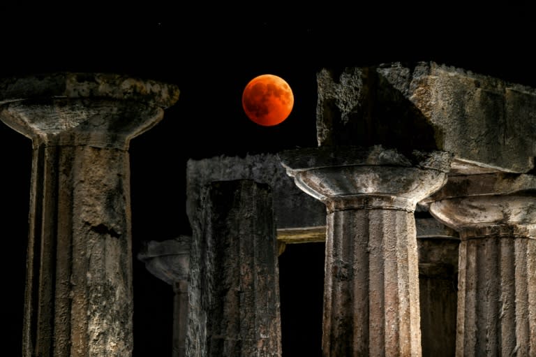 Observers in the Greek city of Corinth enjoyed prime views of the "blood moon" over the temple of Apollo