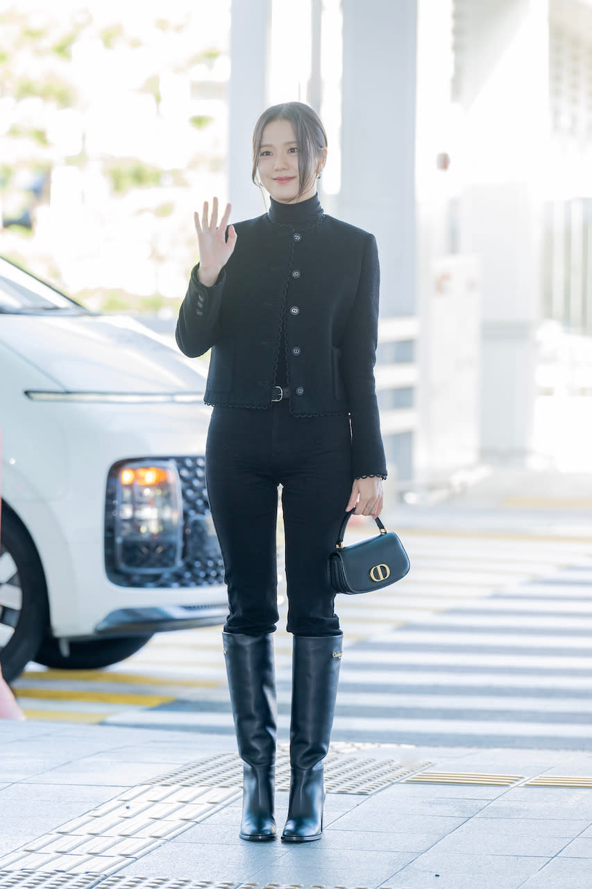 Jisoo wears a black DIOR airport look as she prepares to attend Paris Fashion Week! Handbag fans should lock onto her black and gold 30 Montaigne Avenue handbag