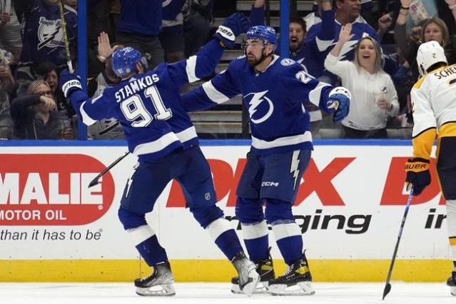 Tampa Bay Lightning strike in big 2nd period, beat Nashville Predators 