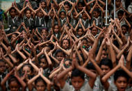 <p>Schulkinder beten in einem Tempel in der indischen Millionenstadt Ahmedabad für Regen. In der Region im Westen des Landes gibt es bis auf die Monsunzeit im Sommer kaum Niederschläge. Bleibt der Monsun aus, drohen der Bevölkerung Dürren. (Bild: Reuters/Amit Dave) </p>