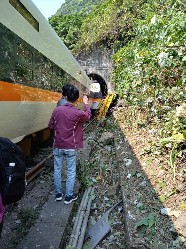 清明連假首日，台鐵太魯閣號408車次（樹林到台東）於花蓮大清水隧道出軌。（圖／翻攝自臉書社團「就是礙台東」）