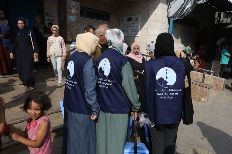 A mobile medical team pictured at Deir El Balah Health Center. Hundreds of thousands of children are to be vaccinated against polio in the embattled Gaza Strip from 01 September morning. Abed Rahim Khatib/dpa