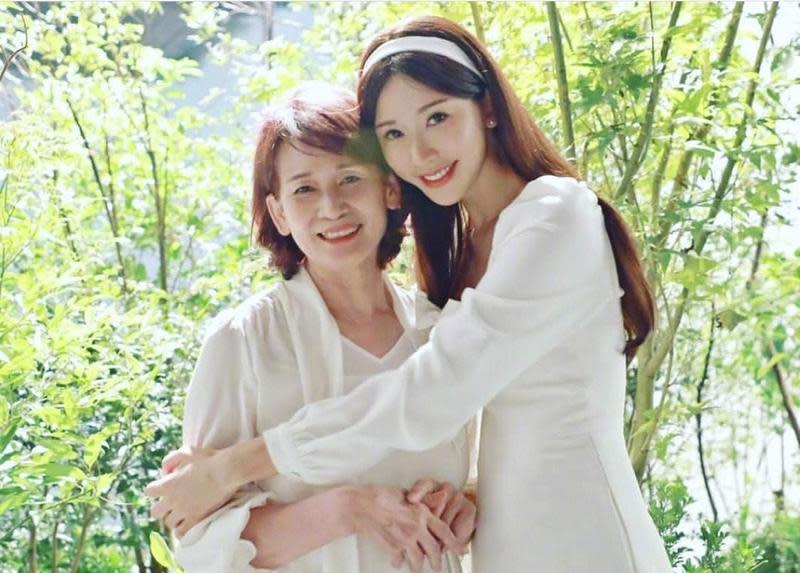 林志玲與媽媽吳慈美感情相當好，之前還同框拍廣告。（翻攝自林志玲IG）