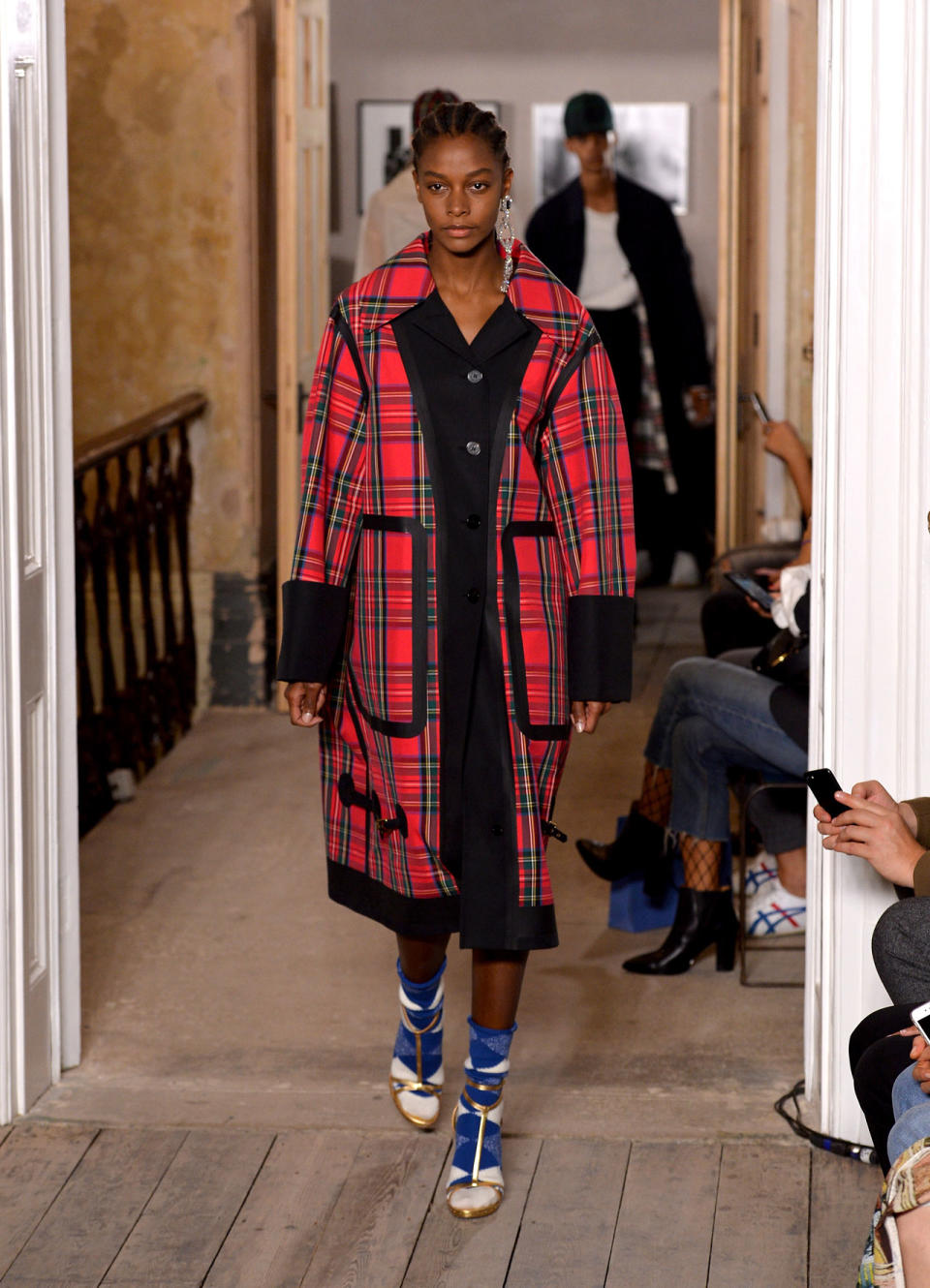 <p>Mantel mit rotem Schottenmuster aus der Frühjahr/Sommer 18 Burberry Kollektion. (Bild: Getty) </p>