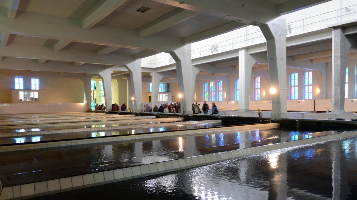 Besucher des Wasserwerkes in Dresden besichtigen die Filterhalle. Das Grundwasser in Deutschland ist laut einem Bericht der EU-Kommission vielerorts zu stark mit Nitrat belastet. Foto: Matthias Hiekel