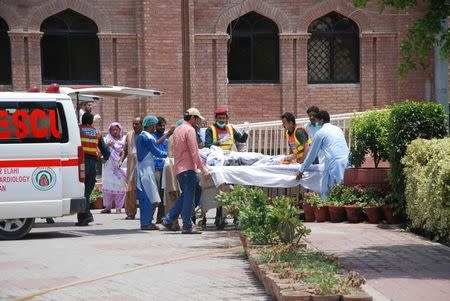 Hospital workers carry in the first victims of a fuel tanker explosion in Bahawalpur at Nishtar hospital in Multan, Pakistan June 25, 2017. REUTERS/K Chaudhry