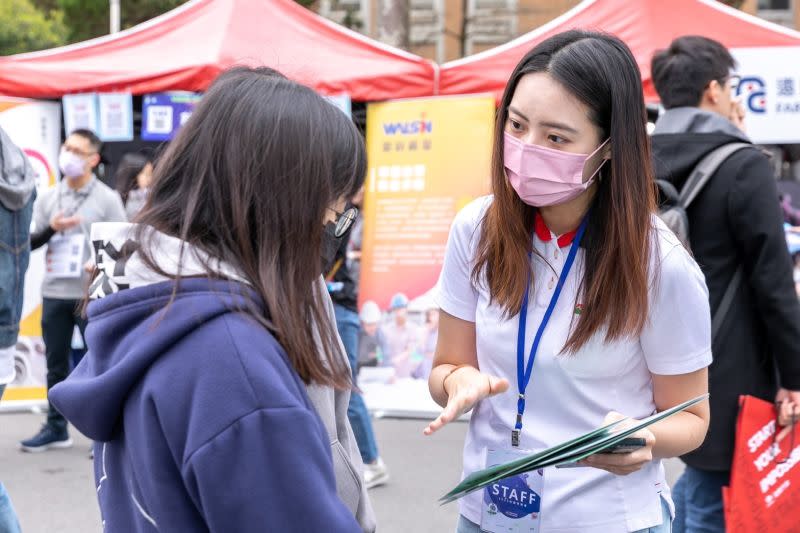 ▲日前登場的台大校園徵才博覽會，信義房屋今年釋出多元職缺，吸引不少應屆畢業生目光。 （圖／資料照片）