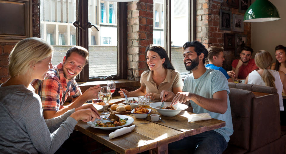 Puede que el momento menos divertido de ir a un restaurante con amigos es cuando llega la cuenta. ¿Cómo lo pagamos? Foto de Getty Images.