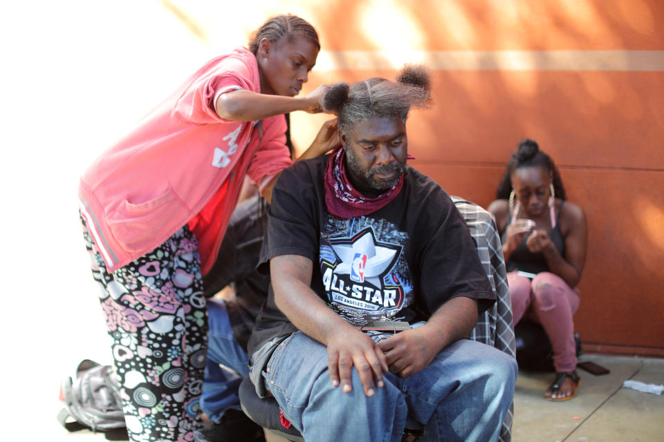 Un hombre sin hogar recibe un corte de pelo. REUTERS/Lucy Nicholson