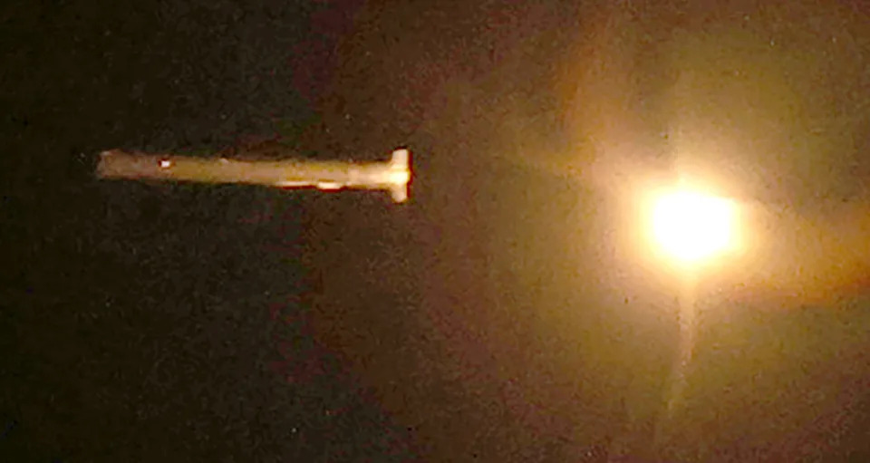 國軍昨清晨近五時在屏東九鵬基地，成功射擊一枚代號「雄昇」（雄二E）型的次音速攻陸巡弋飛彈。這是此型飛彈服役戰備十餘年來首度曝光，飛彈中後段可看出彈翼。記者劉學聖／攝影