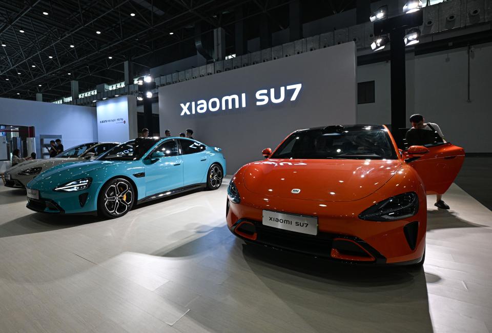 Los autos Xiaomi SU7 se exhiben durante el Salón del Automóvil de Otoño de Hainan 2024 en el Centro Internacional de Conferencias y Exposiciones de Hainan en Haikou, capital de la provincia de Hainan, en el sur de China, el 16 de septiembre de 2024. (Foto de Pu Xiaoxu/Xinhua vía Getty Images)