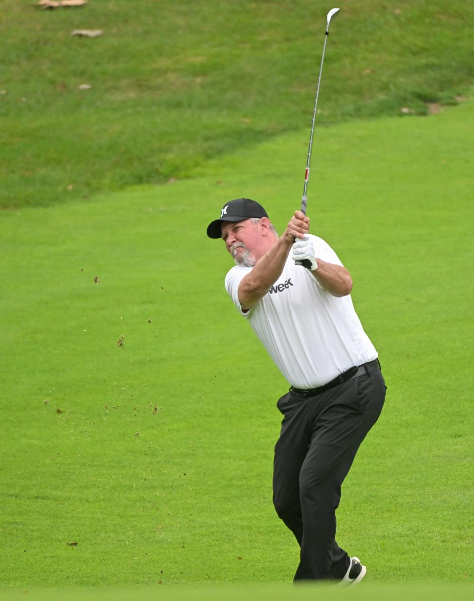 Troy Gillespie realiza un tiro durante la clasificación para la división Seniors en el Torneo de Golf de la Ciudad en el Campo de Golf Cascades el domingo 30 de junio de 2024.