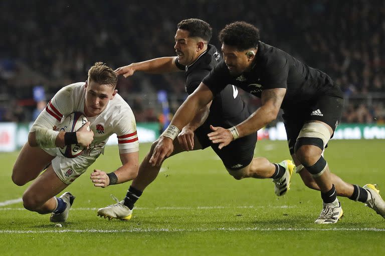 El fullback Freddie Steward logra uno de los tres tries con los que Inglaterra remontó en los últimos nueve minutos frente a Nueva Zelanda en Twickenham; el rival de los Pumas alcanzó un empate en 25.