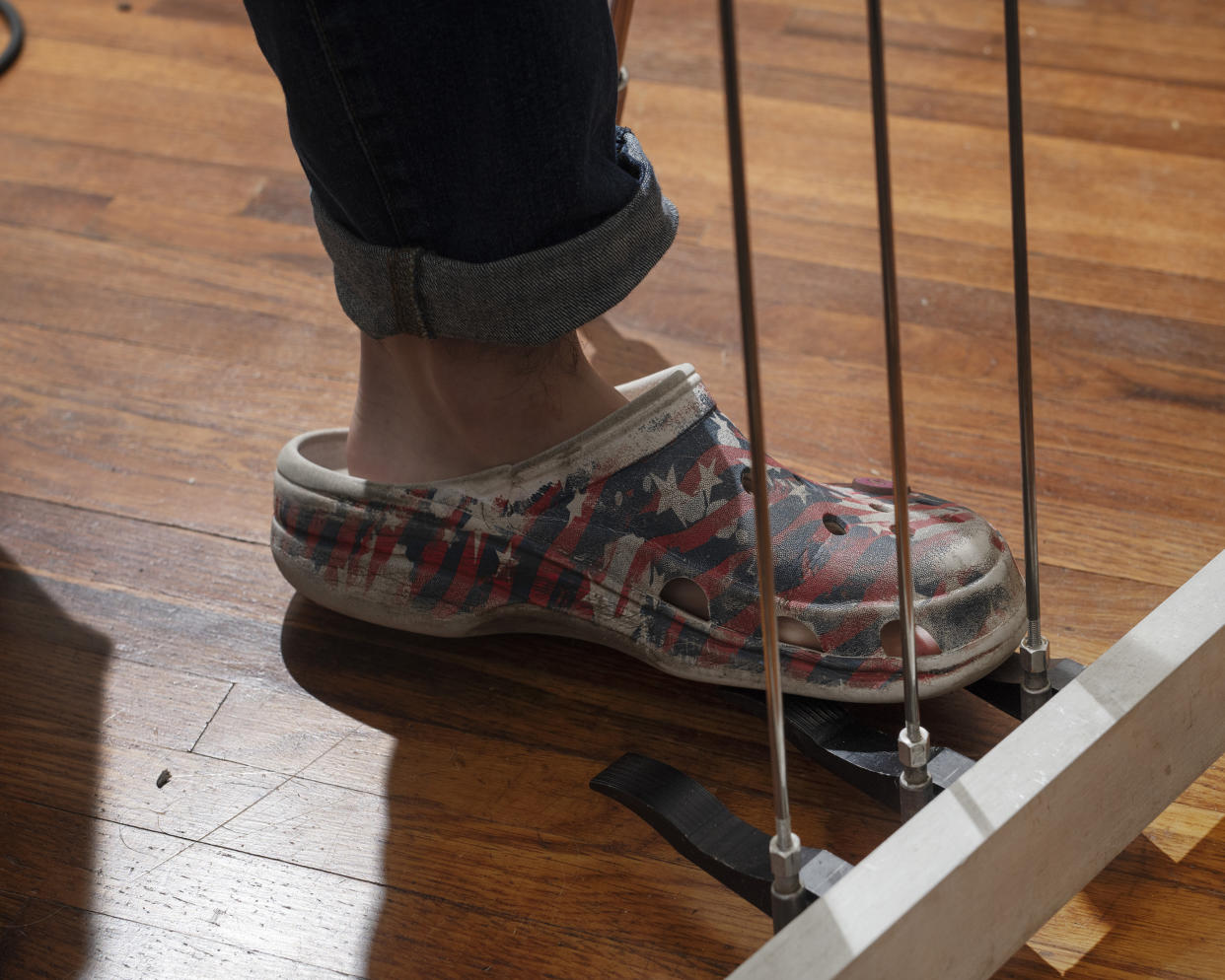 Noah Faulkner, a la derecha, conocido como Pedal Steel Noah, pasa el rato con su hermano, Nate, y su perra, Kara, en su patio trasero en Austin, Texas, el 18 de marzo de 2024. (Eli Durst/The New York Times)
‌