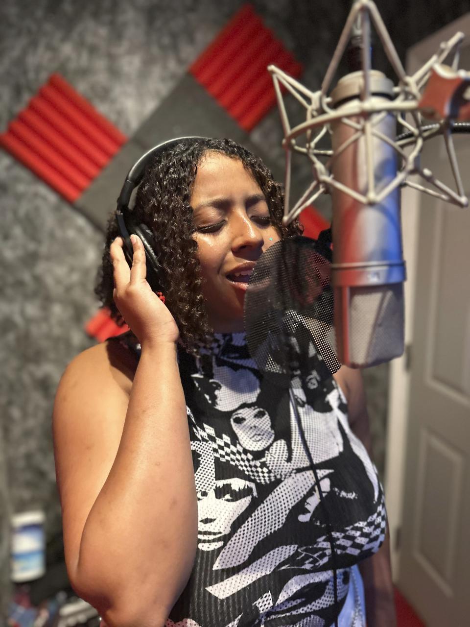 La rapera Itz*Nobi graba una canción en la cabina de un estudio de grabación, el 10 de junio de 2023, en Savannah, Georgia.Las mujeres han luchado para moldear su identidad en el hip hop y exigir reconocimiento. En el 50 aniversario del género musical, las raperas están aprovechando su momento para brillar, mientras siguen exigiendo respeto y enfrentando desafíos de hace décadas. (Foto AP/Sharon Johnson)