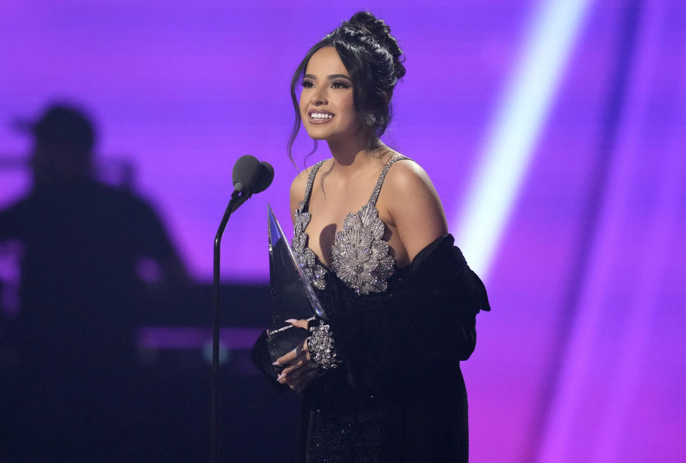 Becky G recibe el premio a la canción del año por "MAMIII" en los Latin American Music Awards el jueves 20 de abril de 2023 en la arena MGM Grand Garden en Las Vegas. (Foto AP/John Locher)