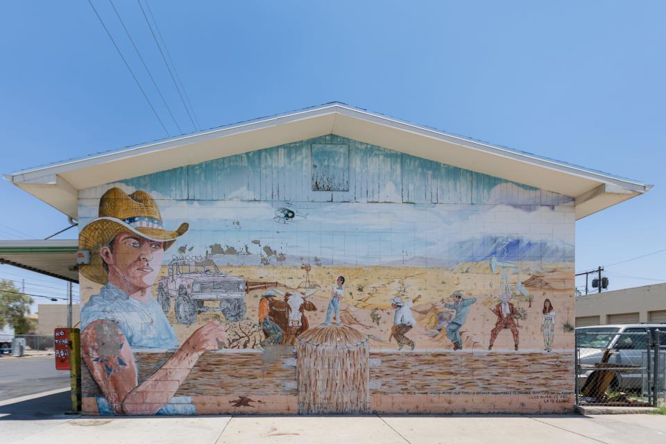 "El Chuco y Que" was painted by Carlos Callejo, assisted by Alejandro Martel, Raymundo “Rocky” Avila, Antonio Mercado, Manuel Arrellano and Frank Mata in 1991. The mural is located at 900 E. Father Rahm Ave. at South Virginia Street in Segundo Barrio in El Paso, Texas.