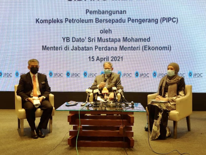 Datuk Seri Mustapa Mohamed (centre) said the second phase from 2020 to 2025, the Johor Petroleum Development Corporation is targeting new investments worth about RM5 billion — Picture by Ben Tan