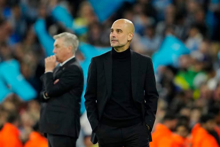 Pep Guardiola, técnico del Manchester City, y su colega del Real Madrid Carlo Ancelotti durante los últimos minutos de la semifinal de la Champions League 2023 que el equipo inglés ganó 4-0; este martes volverán a enfrentarse