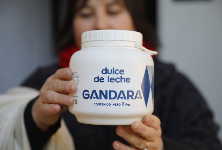 Alejandra Bilbao, directora del Instituto Historiográfico Casa de Casco, sostiene un envase de dos kilos de dulce de leche Gándara, uno de los productos más representativos de la firma
