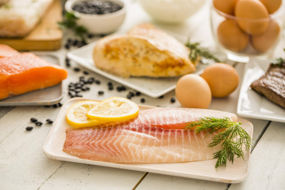 Fleisch, Eier und Fisch auf einem Holztisch