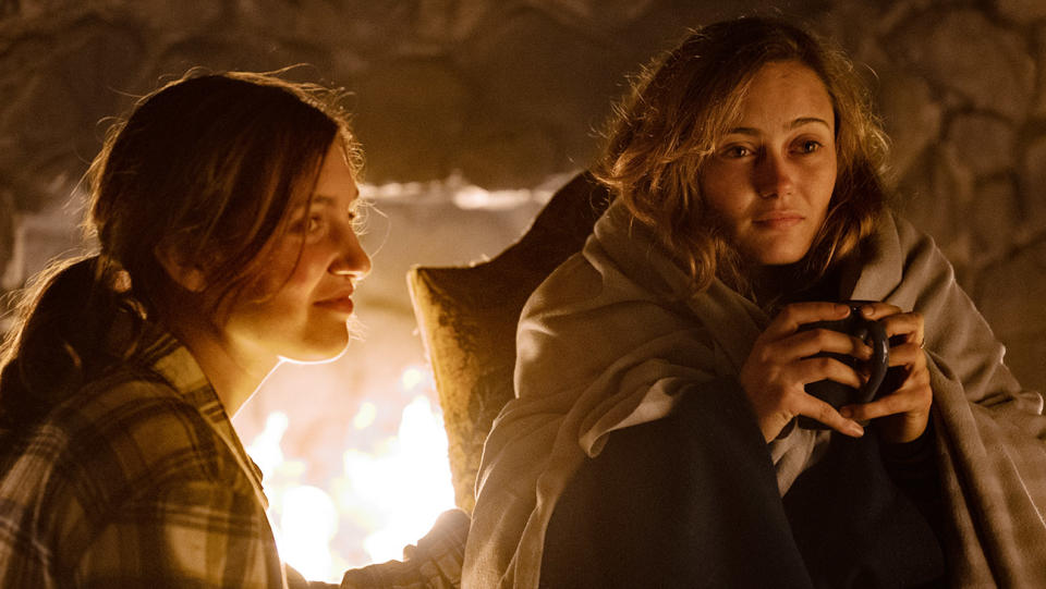 (L-R): Sophie Nélisse as Teen Shauna and Ella Purnell as Teen Jackie in YELLOWJACKETS, “Sic Transit Gloria Mundi”.