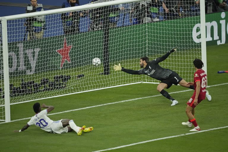 Vinicius conecta el remate cruzado de Valverde y marca el gol del triunfo de Real Madrid