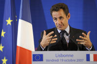 <b>13 octobre 2007. Traité de Lisbonne.</b> <br> Les 27 Etats membres de l'Union Européenne signent le traité de Lisbonne, qui doit réformer certains points dans l'organisation institutionnelle de l'UE. Il entre en vigueur le 1er décembre 2009. AFP