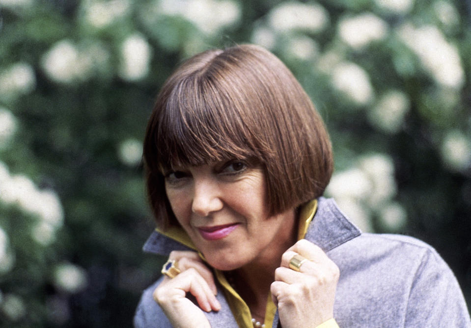 ARCHIVO - La diseñadora británica Mary Quant en 1970. Quant, la diseñadora de modas visionaria cuyas minifaldas coloridas se volvieron símbolo del Londres de los años 60 y tuvieron influencia sobre la cultura juvenil en todo el mundo, murió el jueves 13 de abril de 2023. (Foto AP, archivo)