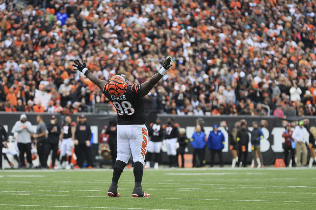 Cincinnati Bengals defensive tackle DJ Reader (98) leaves the field after  an NFL football game against the Baltimore Ravens, Sunday, Jan. 8, 2023, in  Cincinnati. (AP Photo/Jeff Dean Stock Photo - Alamy