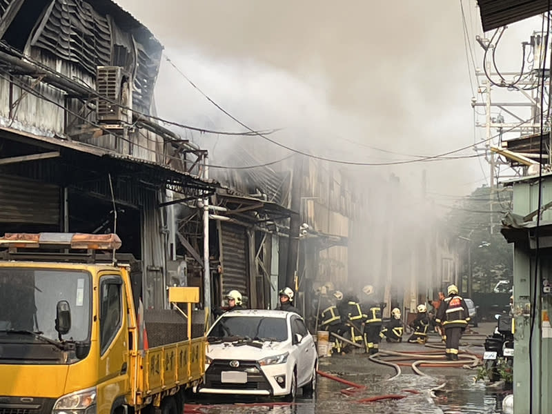 新北板橋鐵皮屋火警  燃燒約300坪 新北市板橋區五金工廠16日清晨發生火災，上午近7 時已撲滅火勢，初步估計燃燒面積約300坪。 （翻攝照片） 中央社記者高華謙傳真  113年4月16日 