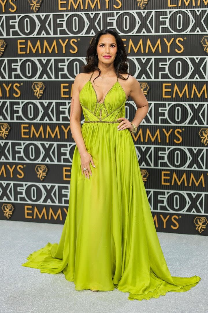 La actriz y modelo Padma Lakshmi eligió un vestido en tono verde encendido de Marchesa para resaltar en la alfombra plateada