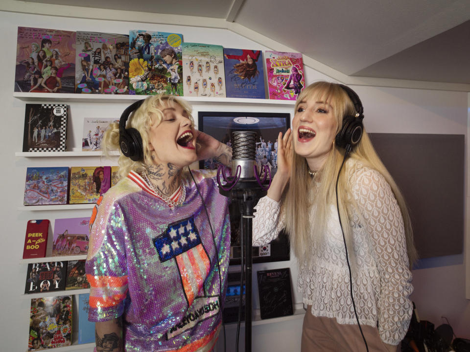 Cazzi Opeia, a la izquierda, y Ellen Berg, trabajan en una canción de K-pop en el estudio de EKKO, una editorial de música coreana, en Estocolmo, el 25 de enero de 2022. (Felix Odell/The New York Times)