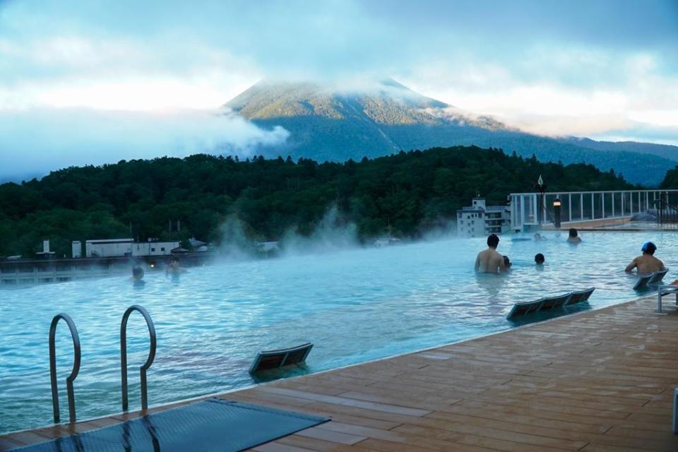 「新阿寒湖酒店」頂層是無邊際的露天溫水泳池。