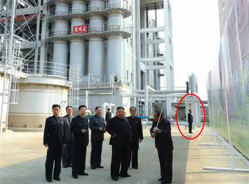 金正恩巡視工廠，右斜後方的保安戴上深色口罩。（圖／翻攝自NK NEWS推特）
