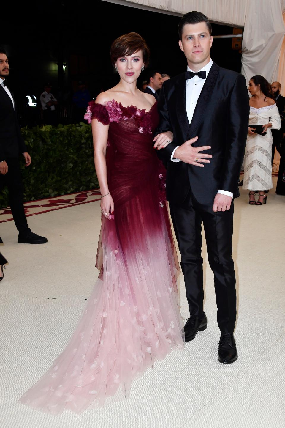 <h1 class="title">Scarlett Johansson in Marchesa, Fred Leighton jewelry and Jimmy Choo shoes and Colin Jost in Dolce & Gabbana and Fred Leighton cufflinks</h1><cite class="credit">Photo: Getty Images</cite>