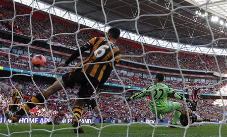 Sheffield United's Jamie Murphy (R) scores against Hull City during their English FA Cup semi-final soccer match at Wembley Stadium in London, April 13, 2014. REUTERS/Darren Staples