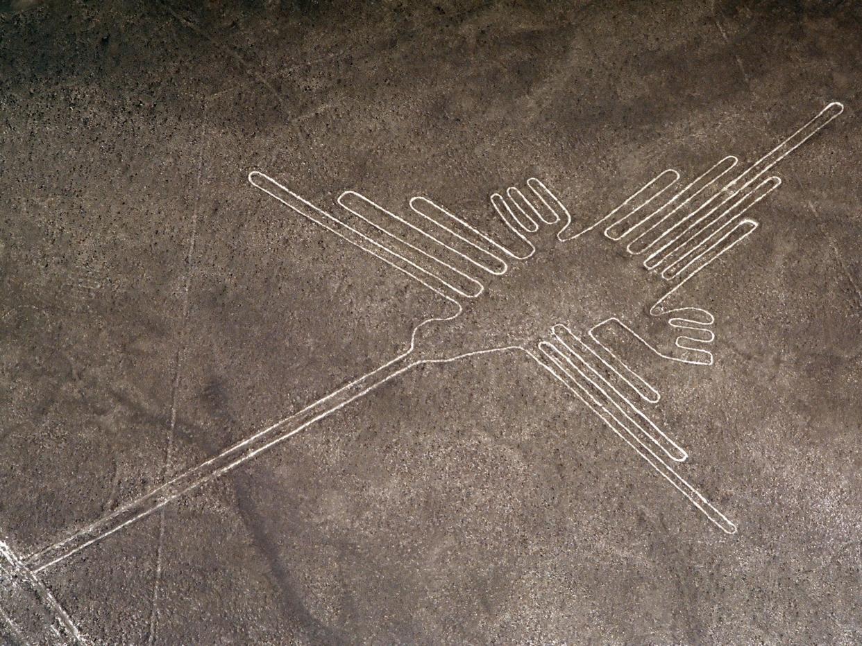 PERU NAZCA LINES AERIAL OF THE DRAWING OF A HUMMINGBIRD: STOCKFOLIOÆ / Alamy