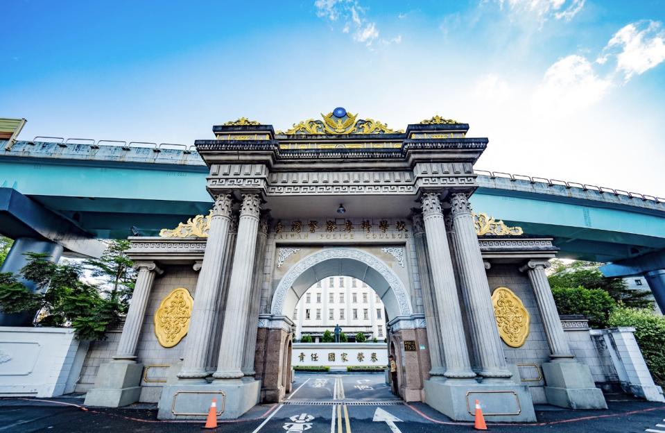 台灣警察專科學校周姓女學生在個人IG貼出在飯店開派對的照片，桌上疑有毒品和吸毒用具。警專今天表示，將採最嚴厲處分開除學籍。（圖取自警專校長室Facebook）