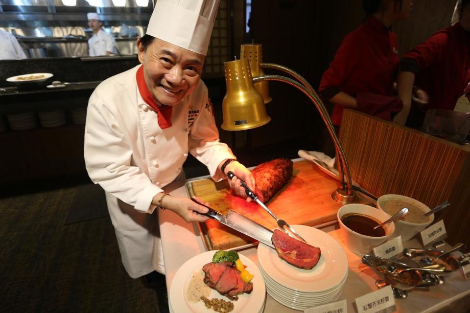 阿基師宣布在福容大飯店台北一館的「田園咖啡廳」」推出五星飯店自助餐的「破盤價」，以C／P值吸客，現切牛排當然不能缺席。