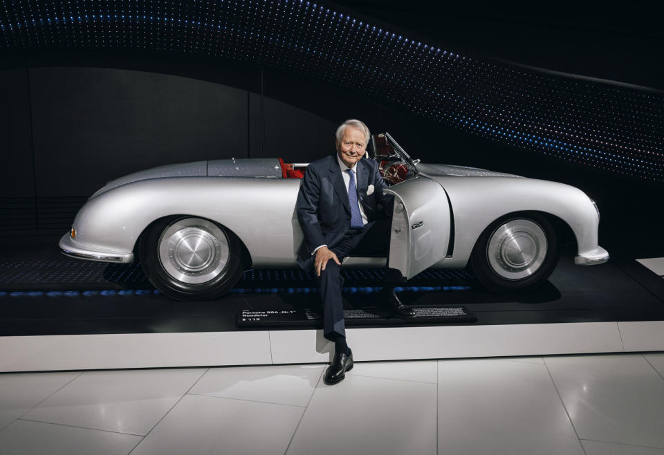 在慶祝PORSCHE 75 周年的晚會上，Porsche家族的一員、也是精神領袖的Dr. Wolfgang Porsche與奠定品牌基石的356「No. 1」Roadster合影。