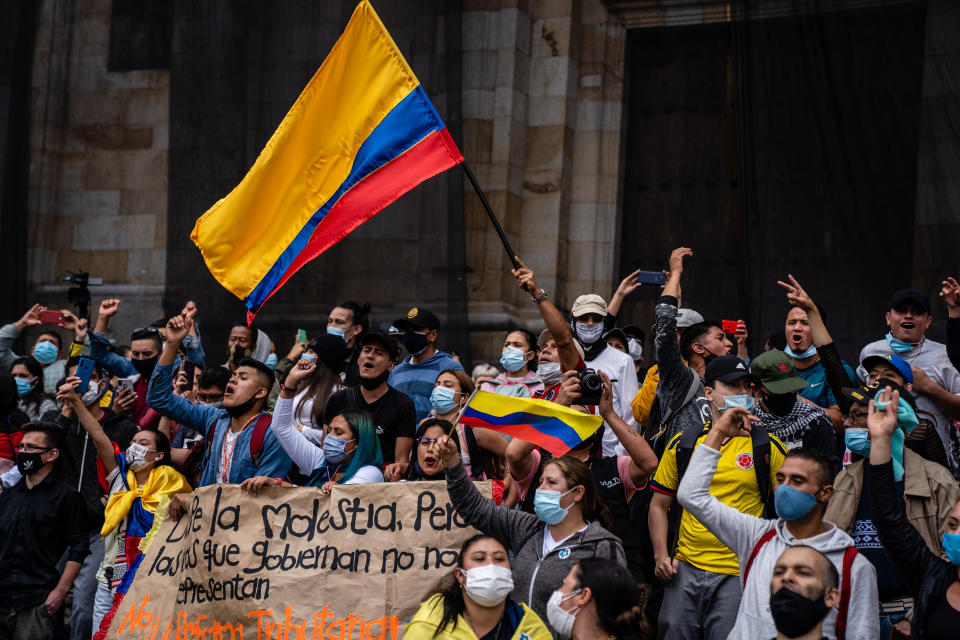 Un autobús en llamas durante los enfrentamientos entre policías y manifestantes durante la noche del miércoles en Bogotá. (Federico Rios para The New York Times) 