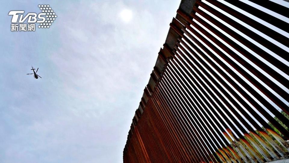 全球最知名、用於阻攔移民的邊境圍牆是長約1110公里「美墨邊界圍欄」（Mexico–United States barrier）。（圖／達志影像美聯社）