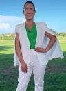 <p>La presentadora se fue a República Dominicana a transmitir en vivo para Hoy día (Telemundo), todo acerca del fallecimiento de Johnny Ventura, y para la ocasión eligió este conjunto blanco de pantalón y chaqueta tipo capa, que complementó con un top verde esmeralda. </p>