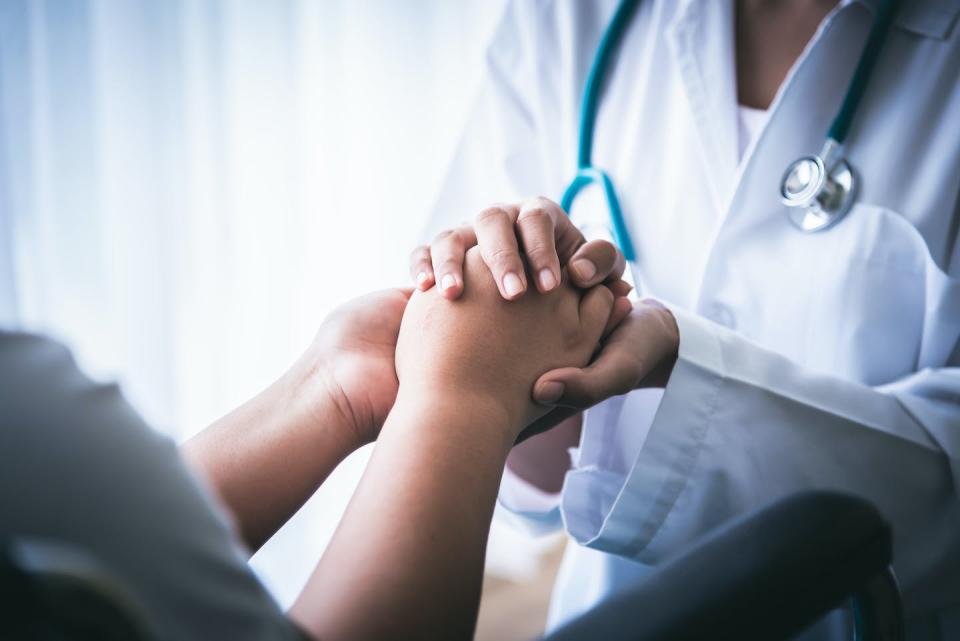 Los médicos deben ser entrenados para empatizar con las emociones de sus pacientes. <a href="https://www.shutterstock.com/es/image-photo/doctor-hold-hands-patient-which-sat-1517186540" rel="nofollow noopener" target="_blank" data-ylk="slk:Anatta_Tan/Shutterstock;elm:context_link;itc:0;sec:content-canvas" class="link ">Anatta_Tan/Shutterstock</a>