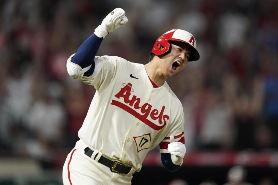 大谷翔平揮出逆轉轟，興奮振臂歡呼。（圖／美聯社）