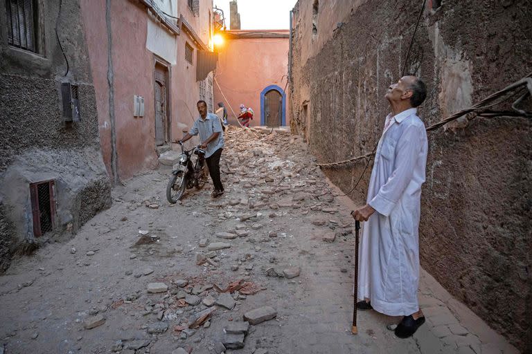 Un residente observa un edificio dañado tras un terremoto de magnitud 6,8 en Marrakech el 9 de septiembre de 2023